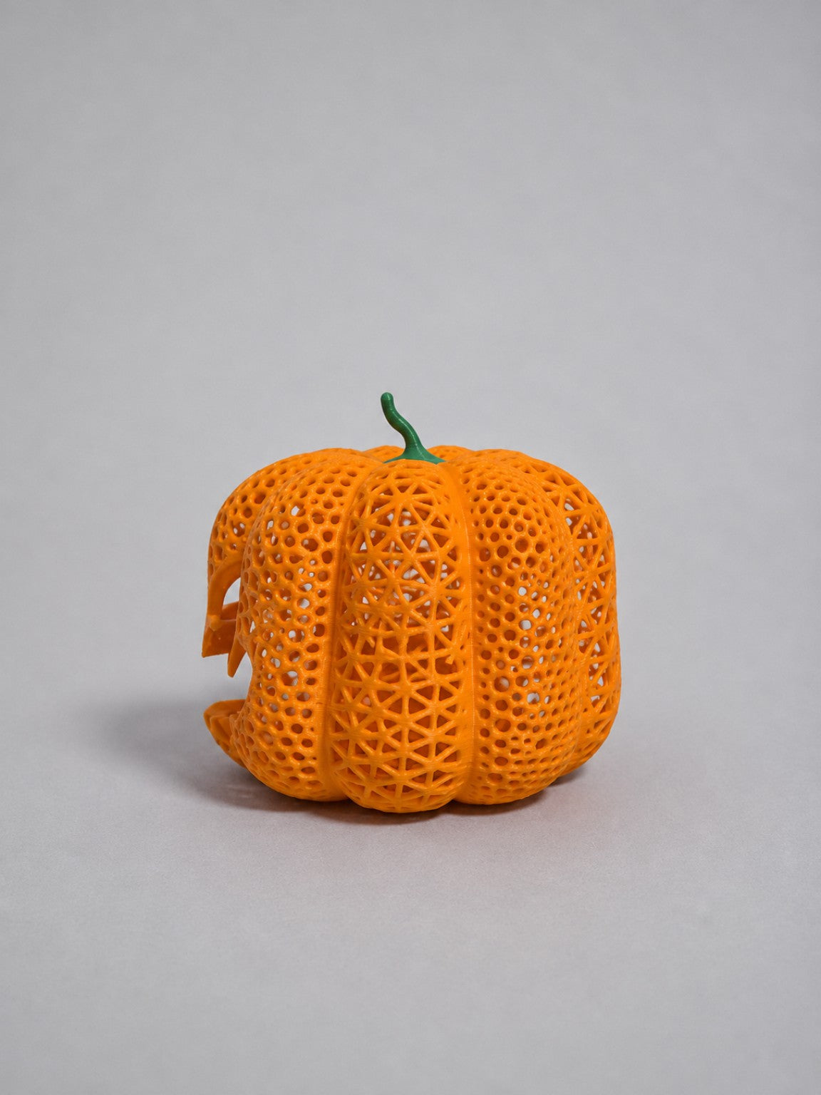 3D-gedruckter Halloween Mesh Kürbis von KA CREATIONS – Seitenansicht